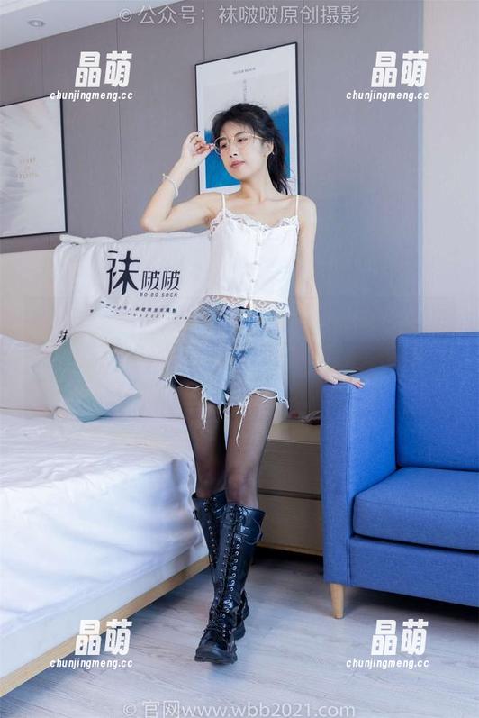 BoBoSocks袜啵啵-稚予 BoBoSocks袜啵啵 - 稚予私拍花絮:白色过膝厚白丝,真是让我心痒痒的时尚雷区!