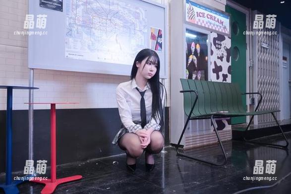 看Bomi(普美)在《Loozy女仆咖啡厅》的最新作品集，简直像进入了另一种小世界，感觉有点奇妙。