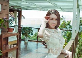 GIRLT果团网 - 黄歆苑的泳池日常：快来看看这美图合集的奇妙之处