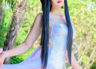 图集里的Natsuko夏夏子：海边阳光洒落，她好像在和心情抢风头。