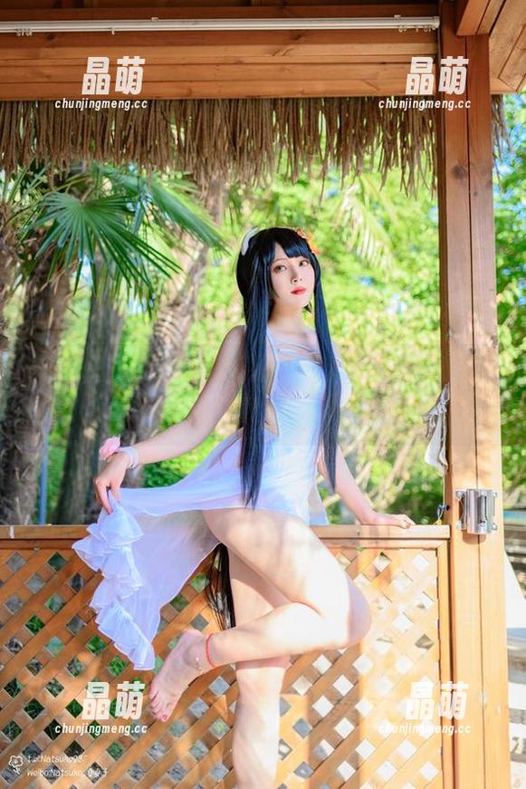 图集里的Natsuko夏夏子：海边阳光洒落，她好像在和心情抢风头。