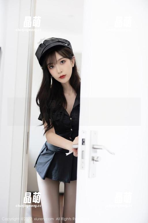 Xiuren秀人网 - 高清细节尽显，Manuela玛鲁娜与复古车的美臀对决