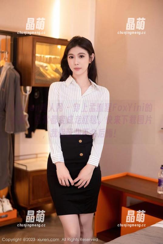 Xiuren秀人网 - 穿上孟狐狸FoxYini的礼服，日常都变成走红毯。快来下载图片，我保证你不会后悔！