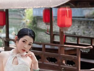 Xiuren秀人网 - 看！芝芝booty的JK制服系列：图库这个地方真奇妙，我的脑细胞和心跳都在她的裙摆间游荡！