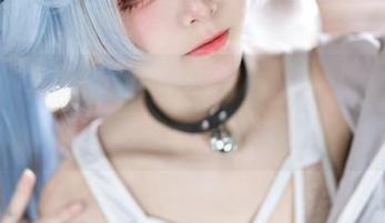 九柒喵最新泳池图集：看她在水里，仿佛一阵风，轻轻拂过……