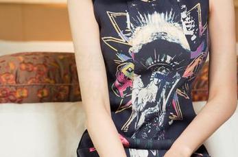 头条女神 - 看这短裤，李丽莎的高清魅力：资源好像开始发热？