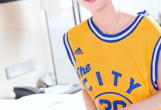 头条女神 - 松果儿的裸足全套欣赏，轻松随意，真是让人入迷！