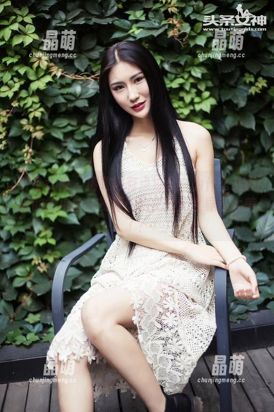 头条女神-艾小青 头条女神 - 精致得有点过分:为什么艾小青的旗袍丝袜资源让我觉得这世界都太美了?