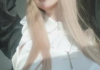 女主K化身护士，在线照亮你的屏幕，图片中蕴藏着不一般的温暖体验！