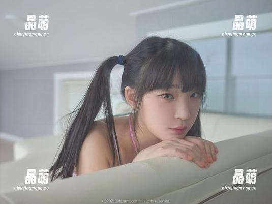 看，姜仁卿(강인경)的灰丝图包，像是在调皮捉弄我的眼球，真的是忽闪忽闪的，让人忍不住多看几眼。