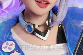 小瑶幺幺图集：蓝白条纹喧嚣中的静谧