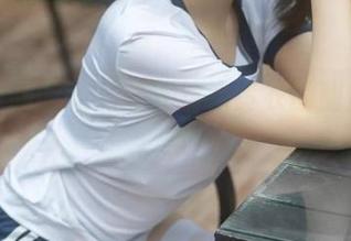 双人校服的私房梦：幼水铃衣的甜蜜实验室