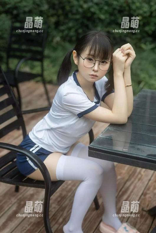 双人校服的私房梦：幼水铃衣的甜蜜实验室