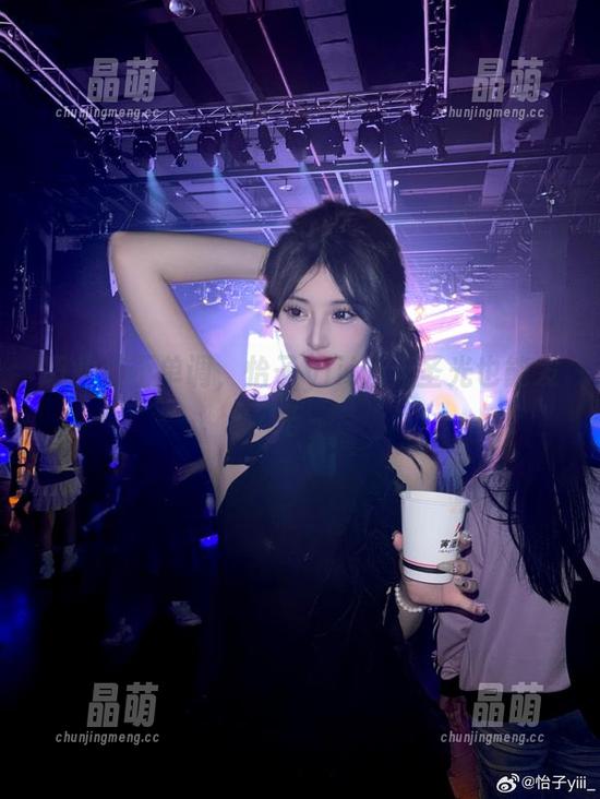 怡子yiii 职业装不单调,怡子yiii让无圣光也能发光~