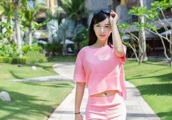 推女郎 - 王依萌的居家精选：看她如何把沙发变成拍摄背景！