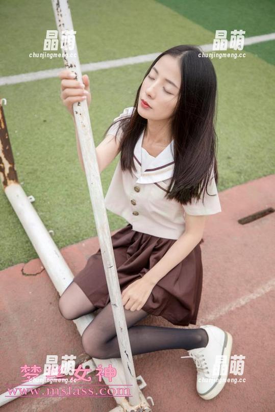 梦丝女神 - 在林嘉的丝袜学妹写真里，舞动的不仅是身体，还有幻想。