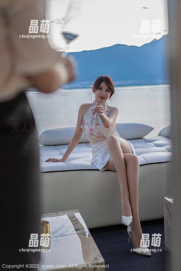 秀人网-揉揉肉肉 秀人网 - 揉揉肉肉短裤套图:一场光与影的肉感旅程!