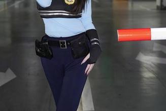 秀人网 - 是小逗逗婚纱图包：谁说婚纱只能在婚礼上穿？我觉得她是为我准备的！