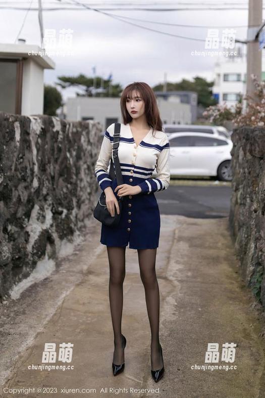 秀人网-邹晶晶女王 秀人网 - 水中的邹晶晶女王:更新她的泳池写真,恍若梦中之水
