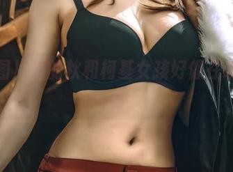 那张图片里的秋和柯基女孩好像在诉说什么