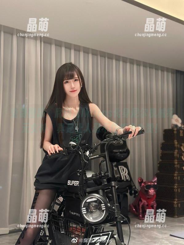 免费图册，腐团儿Ikaros化身尼尔机械纪元女神，真是让人忍不住想点个赞！