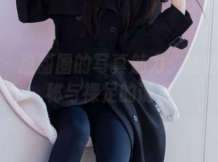 袜啵啵 - 甜甜圈的写真魅力：丝袜下的神秘与裸足的诱惑