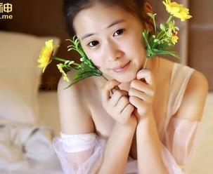 青豆客 - 呼唤无圣光，何晨曦的连体衣写真让人忍俊不禁！