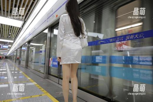 魔镜街拍-婷婷 魔镜街拍 - 婷婷这身白色吊带连衣裙搭配黑丝,完美美图中的风华绝代,大家求同款!